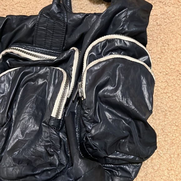 Gap Fit Navy Blue Gym Duffel Weekender Yoga Bag Lightweight LOTS of Pockets - Picture 4 of 8